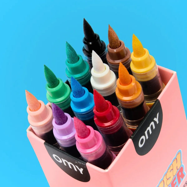 12 Marcadores Acrílicos OMY Brush Power com tinta permanente e opaca e ponta pincel flexível para desenho, lettering e projetos DIY.