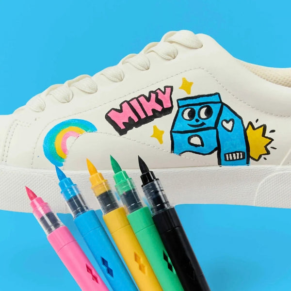 12 Marcadores Acrílicos OMY Brush Power com tinta permanente e opaca e ponta pincel flexível para desenho, lettering e projetos DIY.