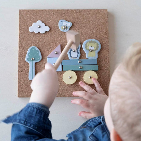 CONSTRÓI OS MODELOS COM MARTELO