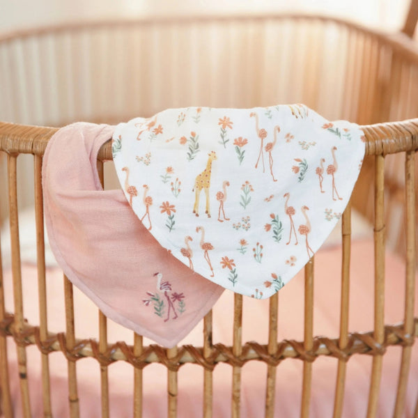 Conjunto de 2 Babetes Bandana Little Dutch em 100% algodão orgânico, disponível nos designs Blooming Safari rosa.