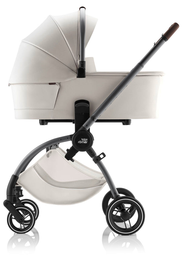 BRITAX RÖMER RIO STYLE TRIO com carrinho leve e reversível, Alcofa Rio com colchão macio, ventilação e capota UPF 50+, e cadeira auto Baby-Safe Pro com tecnologia Ergo Recline para utilização desde o nascimento.