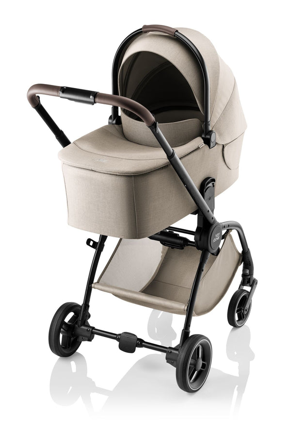 Alcofa BRITAX RÖMER RIO com posição totalmente deitada, colchão macio, capota XL com proteção solar UPF 50+, janelas de ventilação em malha e cobre-pés incluído para recém-nascidos. Teak