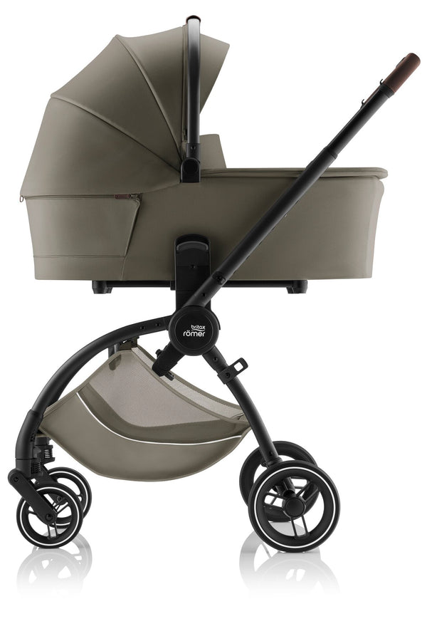 BRITAX RÖMER RIO STYLE TRIO com carrinho leve e reversível, Alcofa Rio com colchão macio, ventilação e capota UPF 50+, e cadeira auto Baby-Safe Pro com tecnologia Ergo Recline para utilização desde o nascimento.