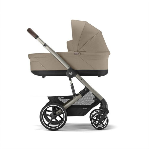 Alcofa CYBEX S LUX compatível com os carrinhos Balios S Lux e Talos S Lux, com colchão em espuma macia, capota solar XXL UPF 50+, ventilação integrada e pega de transporte para bebés desde o nascimento até aos 9 kg. Almond Beige