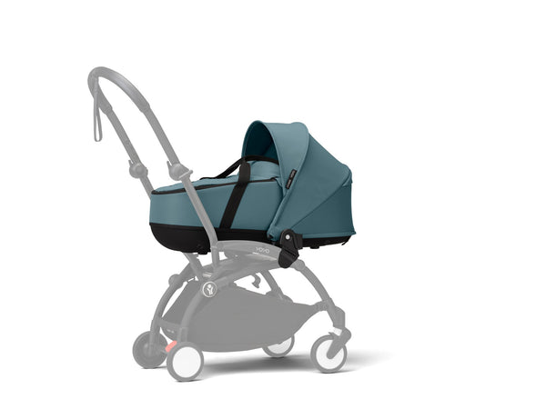Alcofa STOKKE YOYO³ ultra leve e compacta, com colchão respirável, capota ventilada, cobre-pés, tecido impermeável com proteção UPF 50+ e compatível com o carrinho STOKKE YOYO³ para bebés desde o nascimento até aos 9 kg. Aqua