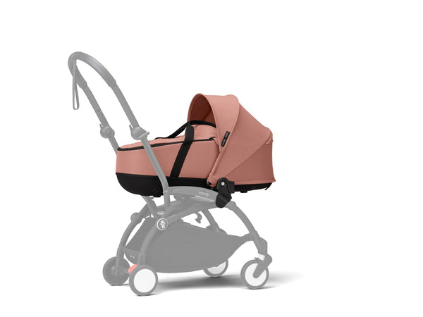 Alcofa STOKKE YOYO³ ultra leve e compacta, com colchão respirável, capota ventilada, cobre-pés, tecido impermeável com proteção UPF 50+ e compatível com o carrinho STOKKE YOYO³ para bebés desde o nascimento até aos 9 kg. Ginger