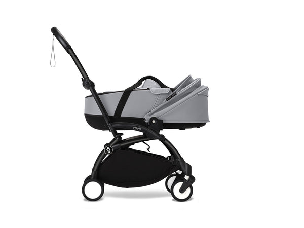 Alcofa STOKKE YOYO³ ultra leve e compacta, com colchão respirável, capota ventilada, cobre-pés, tecido impermeável com proteção UPF 50+ e compatível com o carrinho STOKKE YOYO³ para bebés desde o nascimento até aos 9 kg. Stone