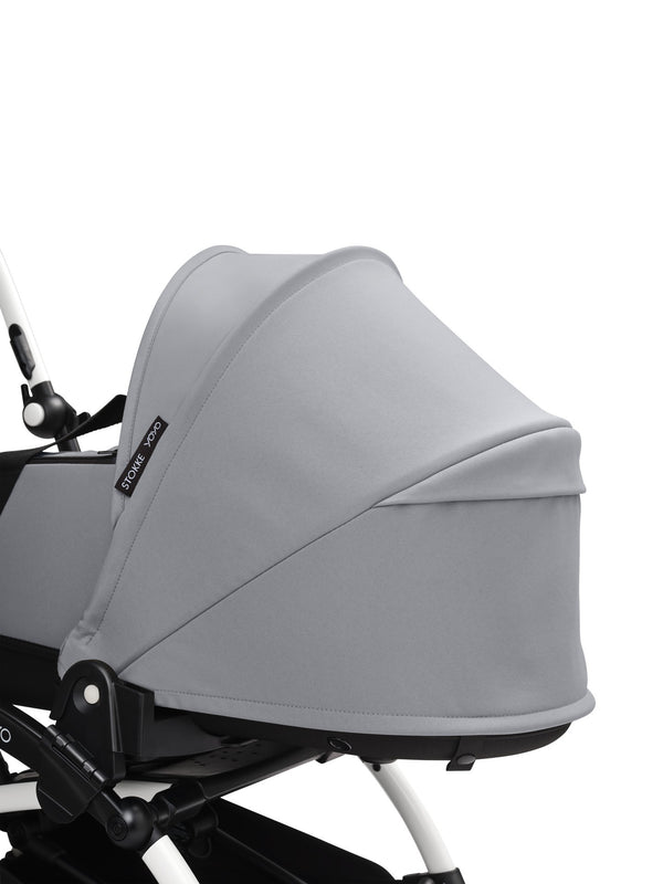 Alcofa STOKKE YOYO³ ultra leve e compacta, com colchão respirável, capota ventilada, cobre-pés, tecido impermeável com proteção UPF 50+ e compatível com o carrinho STOKKE YOYO³ para bebés desde o nascimento até aos 9 kg. Stone