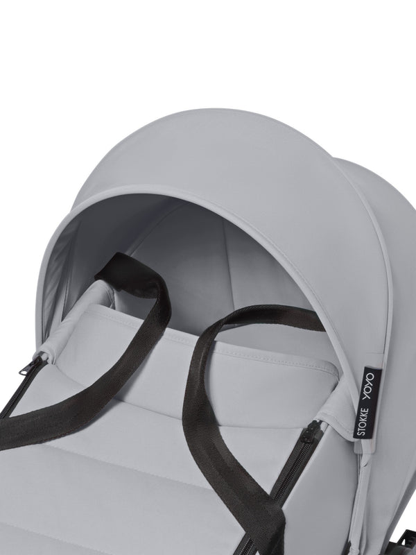 Alcofa STOKKE YOYO³ ultra leve e compacta, com colchão respirável, capota ventilada, cobre-pés, tecido impermeável com proteção UPF 50+ e compatível com o carrinho STOKKE YOYO³ para bebés desde o nascimento até aos 9 kg. Stone