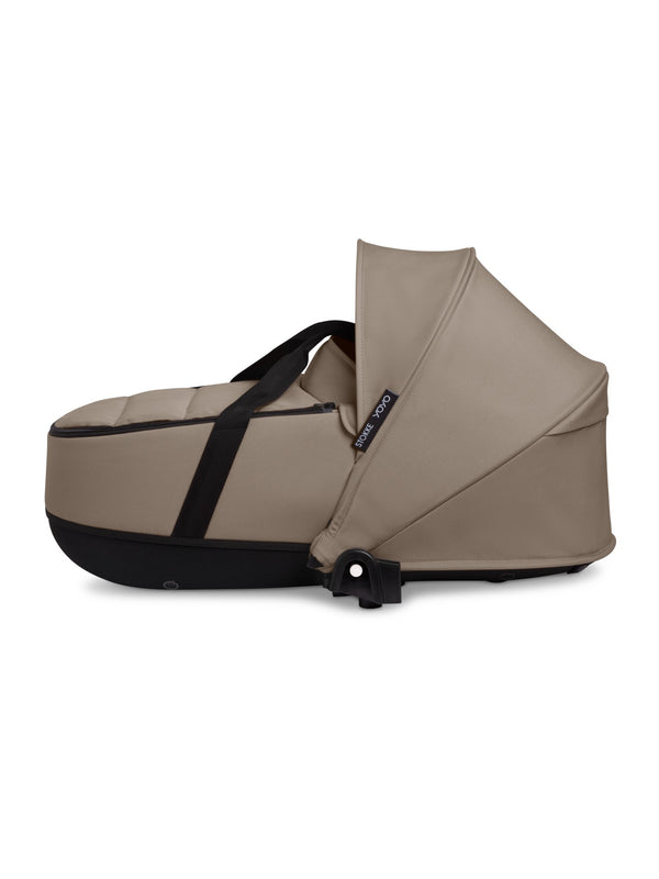 Alcofa STOKKE YOYO³ ultra leve e compacta, com colchão respirável, capota ventilada, cobre-pés, tecido impermeável com proteção UPF 50+ e compatível com o carrinho STOKKE YOYO³ para bebés desde o nascimento até aos 9 kg. Taupe