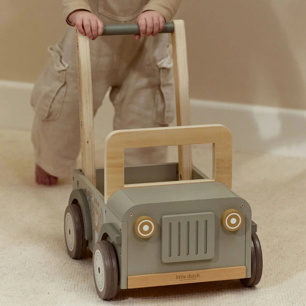 Andarilho Safari Little Dutch em madeira verde com rodas de borracha e espaço para transportar bonecas, peluches e brinquedos.