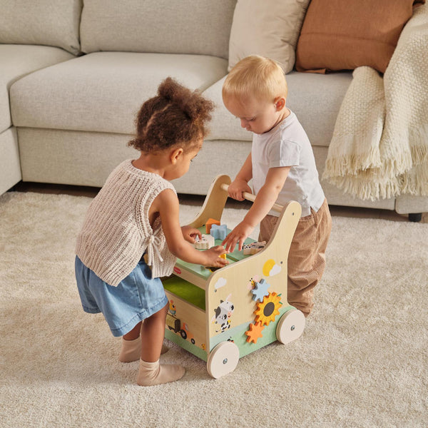 Andarilho de madeira para empurrar com jogos para bebe Tiny Love bebés a brincar