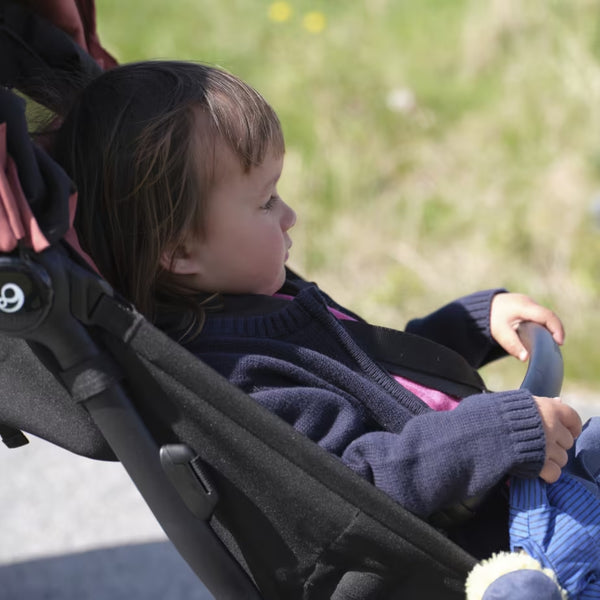 Apoio de Braços Stokke YOYO⁵ para carrinho de passeio, com apoio frontal confortável e design que permite dobrar o carrinho sem retirar a barra.