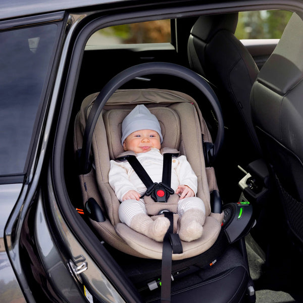 Cadeira auto MAXI-COSI Coral Slide Pro i-Size ultraleve com apenas 2,5 kg, posição totalmente reclinada, três níveis de reclinação, capota extragrande, tecidos ECO Care e compatível com a Base FamilyFix Slide Pro para bebés dos 0 aos 13 kg. Dark Soft Breeze