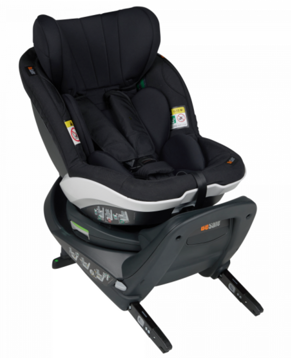 Cadeira auto BeSafe iZi Turn i-Size com rotação de 360°, base ISOFIX integrada, sistema Two-Fit Cushion™ e utilização dos 61 aos 105 cm, permitindo viajar em contra ou a favor da marcha. Fresh Black Cab