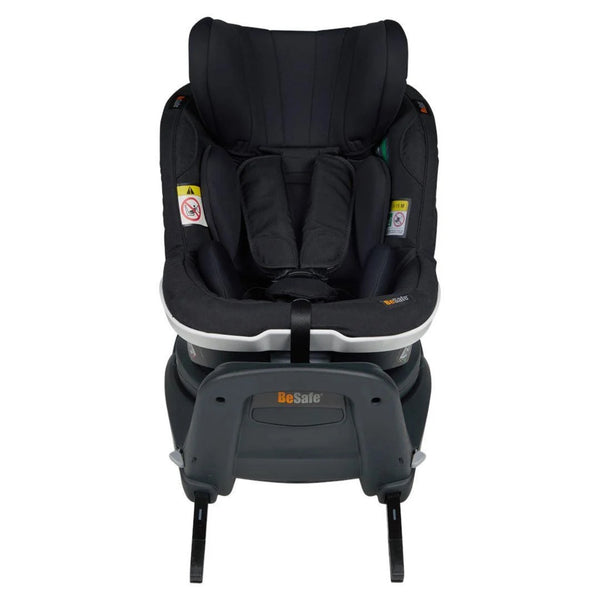 Cadeira auto BeSafe iZi Turn i-Size com rotação de 360°, base ISOFIX integrada, sistema Two-Fit Cushion™ e utilização dos 61 aos 105 cm, permitindo viajar em contra ou a favor da marcha. Fresh Black Cab