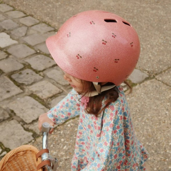 Capacete infantil XS Konges Sløjd para perímetro de cabeça de 47 a 51 cm, com viseira, ventilação e sistema de ajuste regulável.
Cherry and Glitter