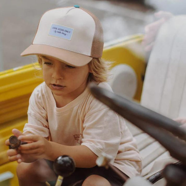 Chapéu para criança Hello Hossy na Cor Iced Coffe foto de criança