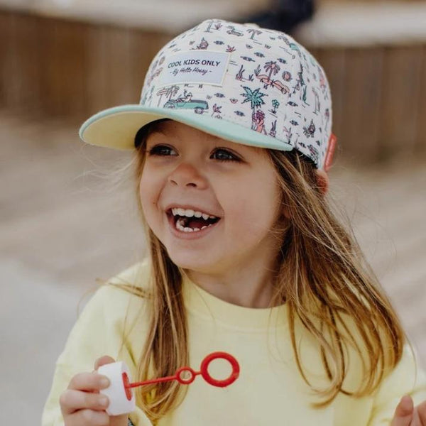 Chapeu Bone Hello Hossy padrão jungly verde claro e beje