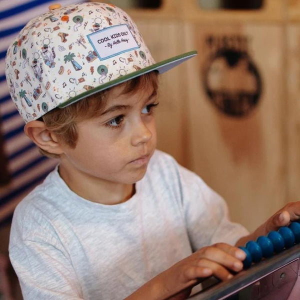 Chapeu Bone para criança Hello Hossy padrão musicat verde e beje