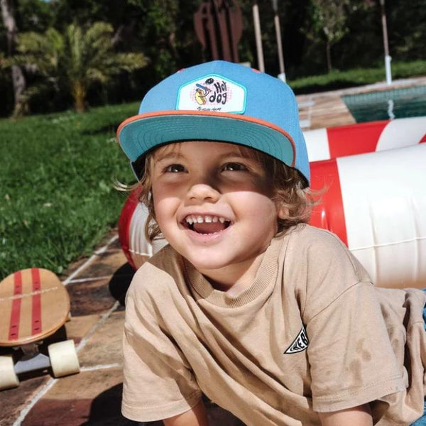 BONÉ LISO COM MASCOTE HELLO HOSSY