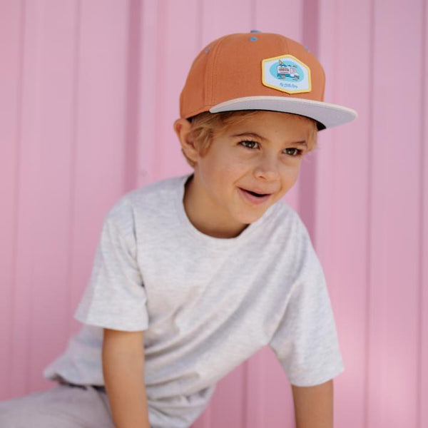 BONÉ LISO COM MASCOTE HELLO HOSSY