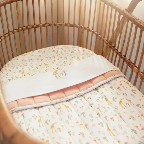 Colcha para Mini Berço Little Dutch em algodão orgânico com acabamento acolchoado, disponível em Blooming Safari.
