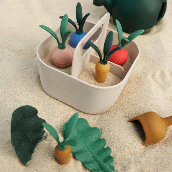 Conjunto de jardinagem infantil com vegetais de silicone, pá, regador e cesto, ideal para brincadeiras ao ar livre e faz de conta.