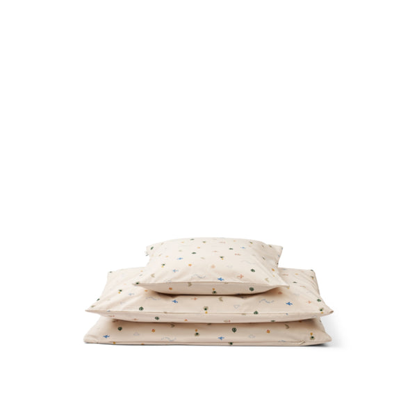 Conjunto de cama para mini berço Carmen em 100% algodão orgânico GOTS, com tecido respirável, padrão infantil e saco a condizer.
Flying Sandy