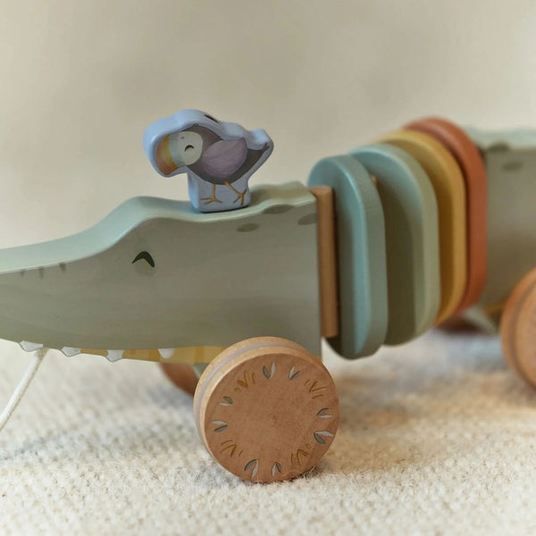 Crocodilo de Puxar Safari Friends em madeira, com rodas resistentes, argolas decorativas e pequeno pássaro, brinquedo para estimular a motricidade infantil.