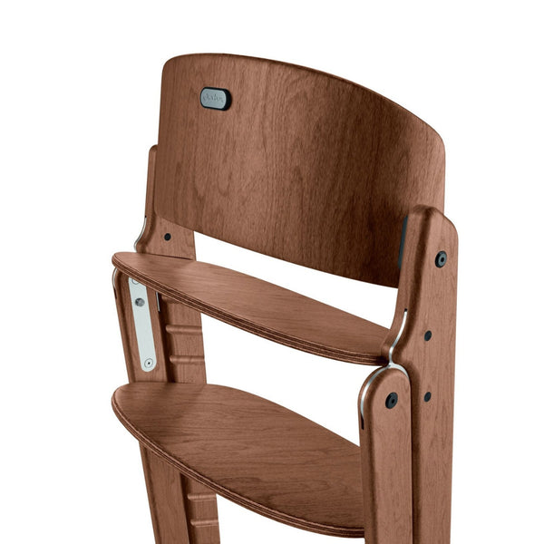 Cadeira CYBEX Click & Fold em madeira de faia sustentável, dobrável e compacta, com assento e apoio para os pés ajustáveis e posição ergonómica. All Natural Dark