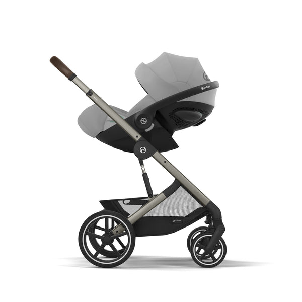 Cadeira auto CYBEX Cloud G Plus i-Size com reclinação totalmente horizontal, tecido em malha respirável, proteção lateral L.S.P., capota UPF50+ e compatível com Base G ISOFIX para bebés dos 40 aos 87 cm.