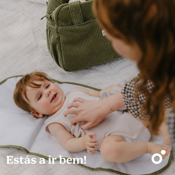Mala de Maternidade Doomoo Fluffy em bombazine com 24 litros de capacidade, bolsa removível, muda-fraldas, bolsa térmica e acessórios para organizar todas as saídas com o bebé. Green