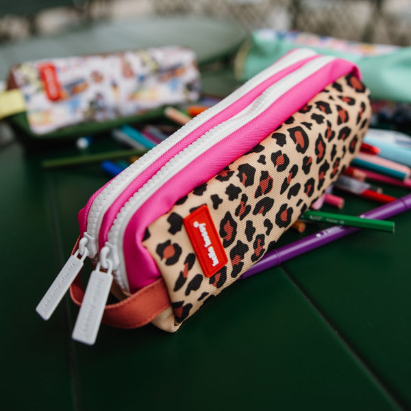 Estojo Duplo Hello Hossy em poliéster reciclado, com dois compartimentos independentes, tecido impermeável, fechos resistentes e capacidade de 1,4 litros para material escolar. Leopard