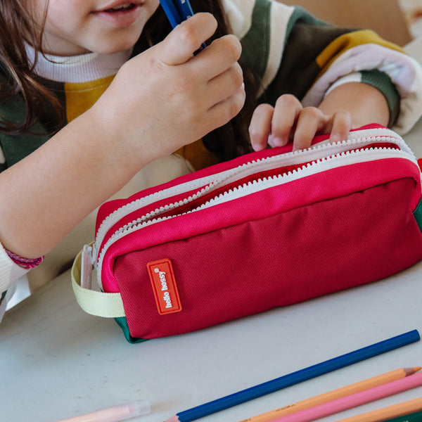 Estojo Duplo Hello Hossy em poliéster reciclado, com dois compartimentos independentes, tecido impermeável, fechos resistentes e capacidade de 1,4 litros para material escolar. Mini pasteque