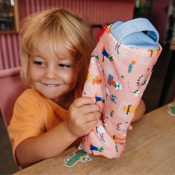 Estojo Individual Hello Hossy em poliéster reciclado, impermeável, com compartimento único espaçoso, fecho resistente e design moderno para material escolar cor flore