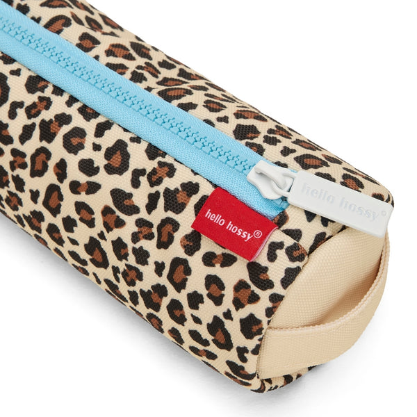 Estojo Individual Hello Hossy em poliéster reciclado, impermeável, com compartimento único espaçoso, fecho resistente e design moderno para material escolar cor leopard