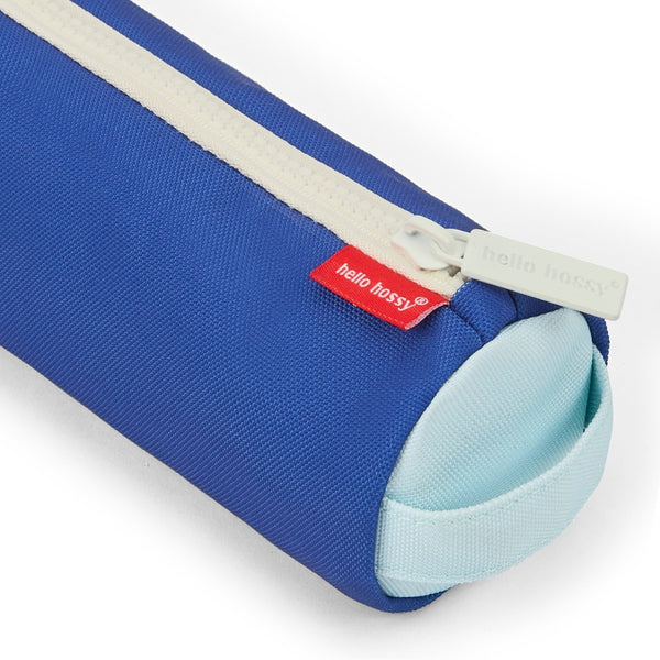 Estojo Individual Hello Hossy em poliéster reciclado, impermeável, com compartimento único espaçoso, fecho resistente e design moderno para material escolar cor mini blue canyon