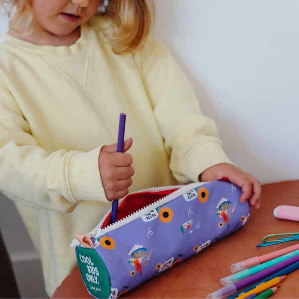 Estojo Individual Hello Hossy em poliéster reciclado, impermeável, com compartimento único espaçoso, fecho resistente e design moderno para material escolar cor sunflower