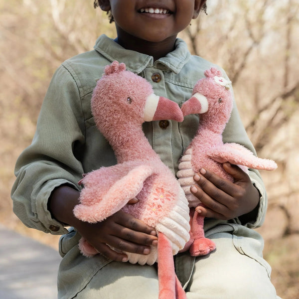 Peluche Flamingo Safari Friends de 17 cm em tecido macio de poliéster, com diferentes texturas e detalhes florais para brincar e explorar.