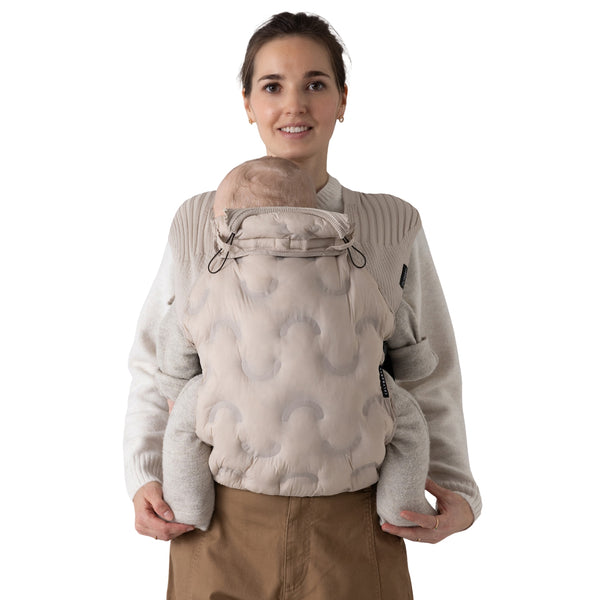 Forra de Inverno Flybaby para marsúpio porta-bebés, com isolamento térmico Primaloft®, proteção contra o frio e abertura para aquecer as mãos CREME