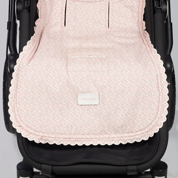 Forra Universal Pasito a Pasito Maison Tender em algodão certificado BCI, com encosto respirável e aberturas para arnês, adaptável a carrinhos de passeio.
Flowers