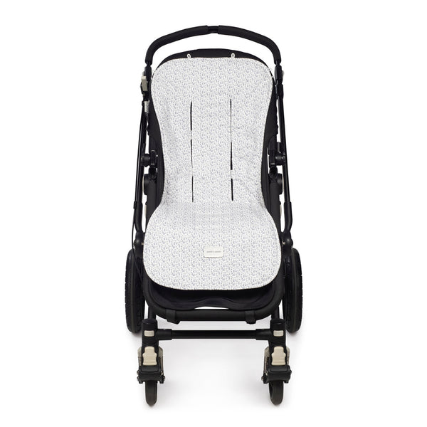 Forra Universal Pasito a Pasito Maison Tender em algodão certificado BCI, com encosto respirável e aberturas para arnês, adaptável a carrinhos de passeio.
Rabbits