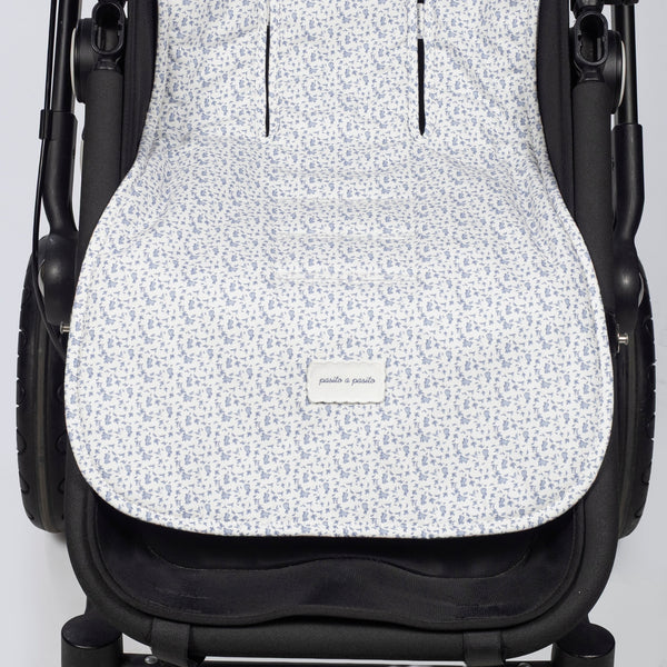 Forra Universal Pasito a Pasito Maison Tender em algodão certificado BCI, com encosto respirável e aberturas para arnês, adaptável a carrinhos de passeio.
Rabbits