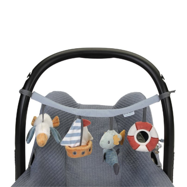 Grinalda para bebé para colocar na cadeirinha, com formato leve e compacto para acompanhar os passeios e entreter o bebé. Sailors Bay
