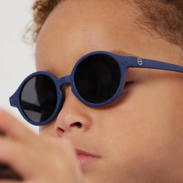 óculos de sol para bebé da Izipizi modelo #D na cor azul ganga