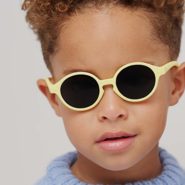 óculos de sol para bebé da Izipizi modelo #D na cor lemonade