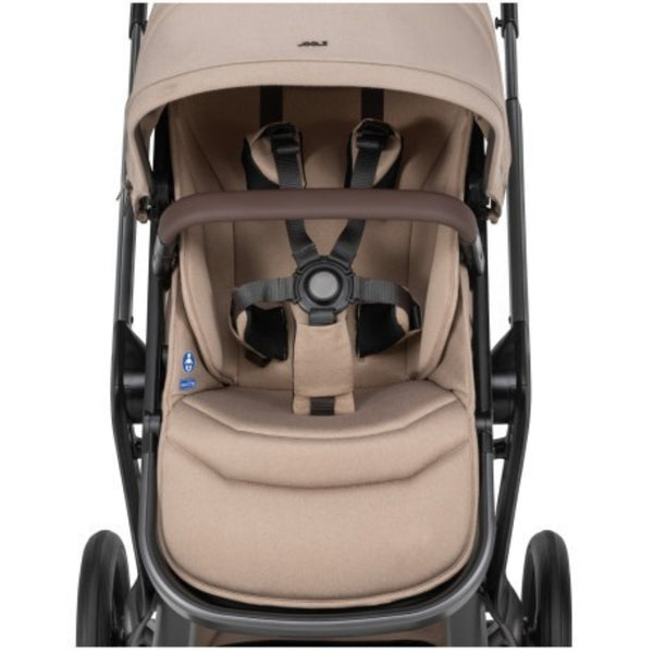 JOOLZ DAY 5, carrinho de bebé premium com alcofa, assento ergonómico reversível, colchão Tencel™ Lyocell, suspensão nas quatro rodas, rodas antifuros e compatibilidade com cadeiras auto BeSafe, Maxi-Cosi, CYBEX e BRITAX RÖMER. Sandy Taupe
