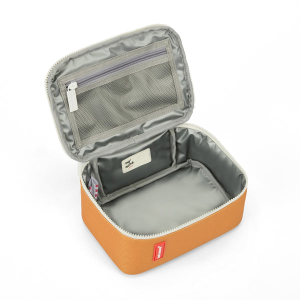 Lancheira Grande Hello Hossy com interior isotérmico, tecido impermeável, bolso interior e exterior, pega de transporte e capacidade de 3 litros em poliéster reciclado. Mini Blue Canyon