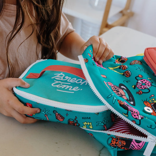 Lancheira Pequena Hello Hossy com interior isotérmico, tecido impermeável, pega de transporte, capacidade de 1,7 litros e fabrico em poliéster reciclado, ideal para creche e escola. Disco Roar